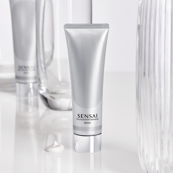 Sensai Cellular Performance Mask 100 ml fugtgivende ansigtsmaske i sølvfarvet tube med cremet hvid tekstur.