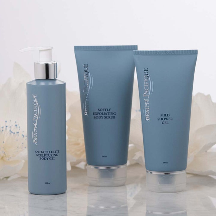 Beauté Pacifique Anti-Cellulite Sculpturing Body Gel 200 ml opstrammende kropsgel i blå pumpeflaske ved hvide blomster