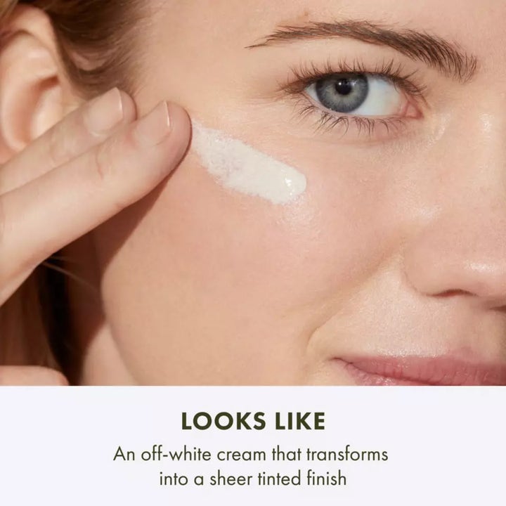 Origins GinZing SPF40 Energy-Boosting Tinted Moisturizer 50 ml tonet solcreme i orange tube holdt af kvinde