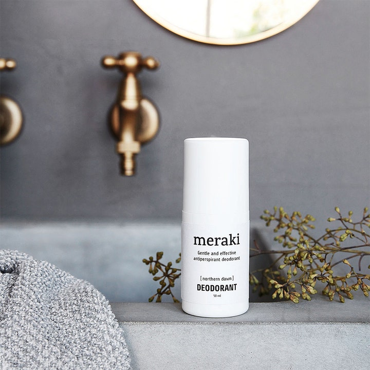 Meraki Northern Dawn Deodorant 50 ml effektiv antiperspirant i hvid emballage i et moderne badeværelsesmiljø.