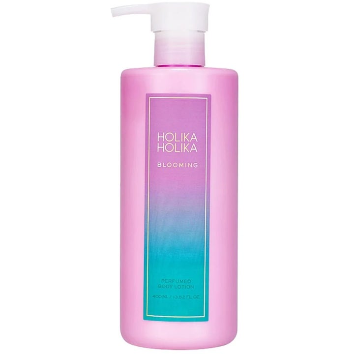 Holika Holika Blooming Perfumed Body Lotion 400 ml velduftende bodylotion i lyserød pumpeflaske med lilla og blå etiket