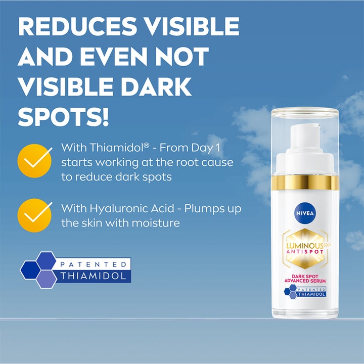NIVEA Luminous630 Anti Dark-Spot Serum 30 ml mod pigmentpletter i hvid pumpeflaske med Thiamidol mod blå himmel