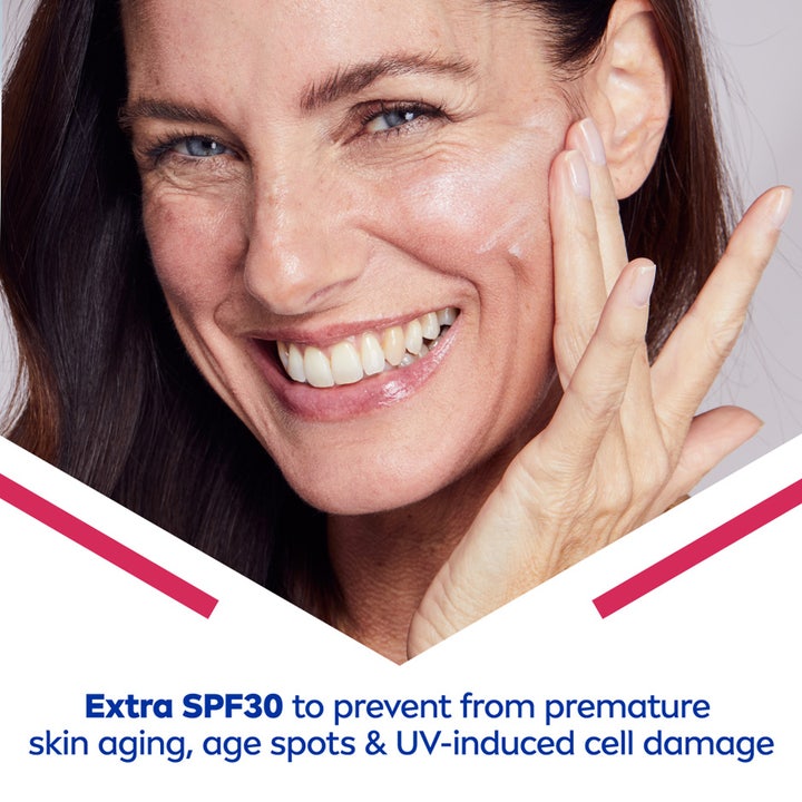 NIVEA Cellular Filler Elasticity Reshape Day Cream 50 ml SPF30 dagcreme påføres af smilende kvinde mod hudaldring