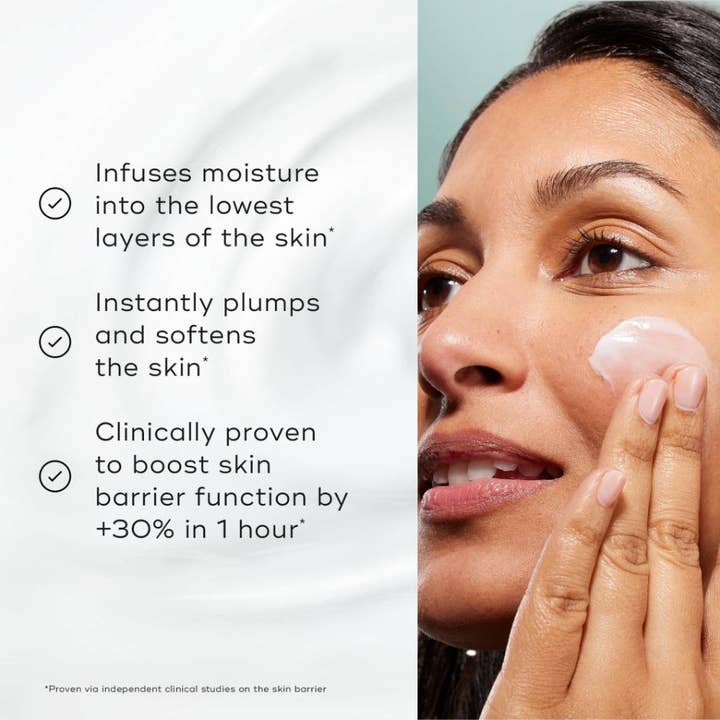 Medik8 Total Moisture Daily Facial Cream 50 ml giver fugt til huden vist på en kvinde i en livsstilssituation