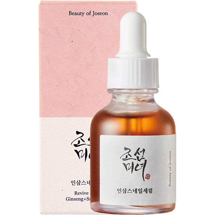 Beauty of Joseon Revive Serum Ginseng + Snail Mucin 30 ml fugtgivende serum i glasflaske med hvid pipette og lyserød æske
