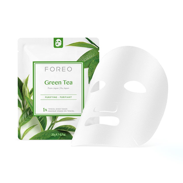 FOREO Farm To Face Green Tea 20 g rensende ansigtsmaske vist som en udfoldet hvid sheet mask foran emballage.