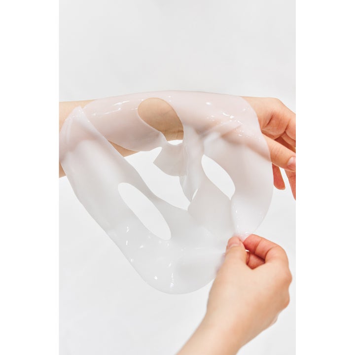 Biodance Bio Collagen-Real Deep Mask 136 g fugtgivende sheet mask hvid semi-transparent hydrogel maske holdt af hænder