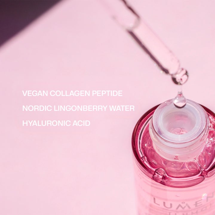 Lumene Vegan Collagen Essence 30 ml fugtgivende serum med pipette der drypper klar væske i en lyserød glasflaske.