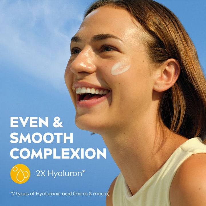 NIVEA Sun UV Face 2in1 Daily Serum 30 ml solcreme til ansigtet med hyaluron giver jævn hud på smilende kvinde
