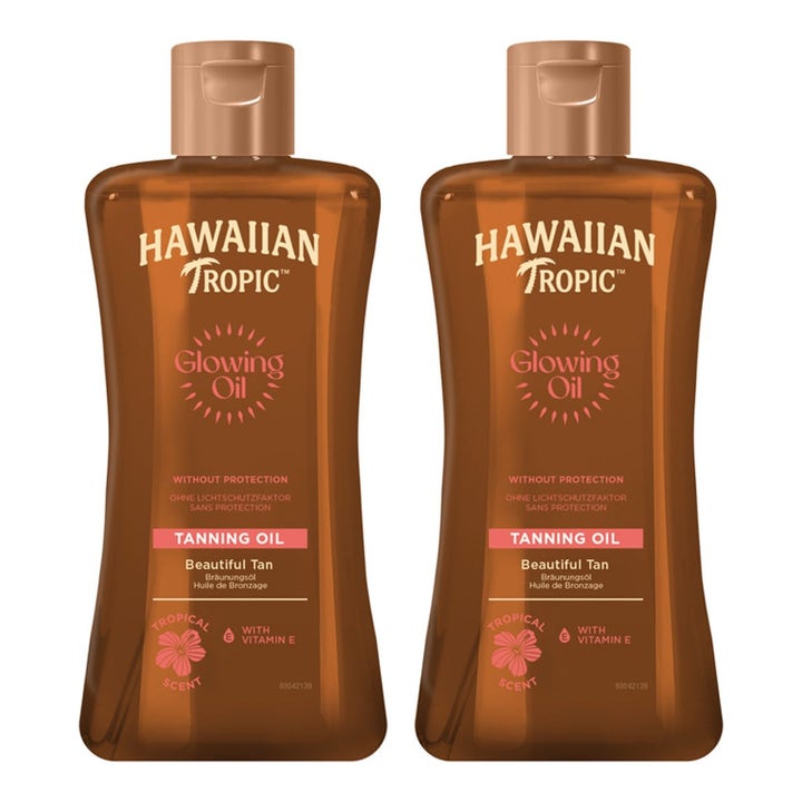 Hawaiian Tropic Glowing Oil 2-pak sololie giver en smuk glød i brune gennemsigtige plastflasker med Vitamin E