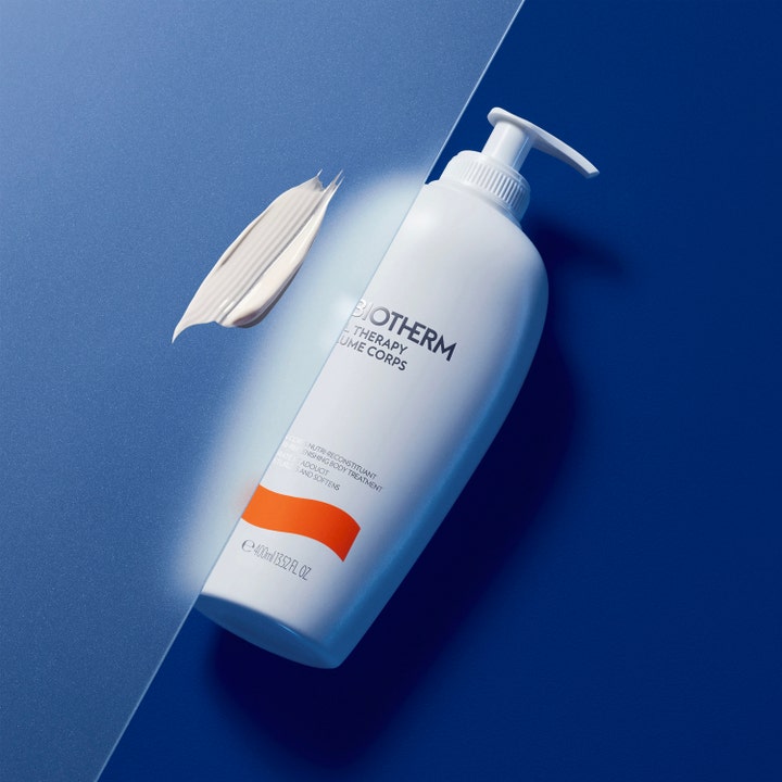 Biotherm Baume Corps Oil Therapy 400 ml fugtgivende bodylotion i hvid pumpeflaske med en cremet teksturprøve