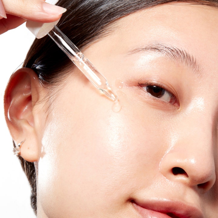 Mario Badescu Super Peptide Serum 29 ml ansigtsserum påføres med pipette og giver huden en sund og strålende glød