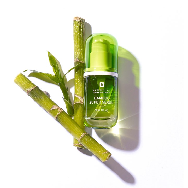 Erborian Bamboo Super Serum 30 ml fugtgivende ansigtsserum i grøn pumpeflaske omgivet af friske bambusstængler