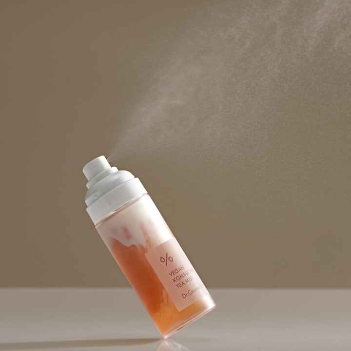 Dr. Ceuracle Vegan Kombucha Tea Mist 80 ml ansigtsmist sprøjter en fin sky af fugtgivende ansigtsspray