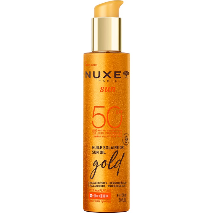 Nuxe Sun Oil Gold 150 ml sololie SPF 50 giver høj beskyttelse i en orange glitrende flaske med guldpumpe