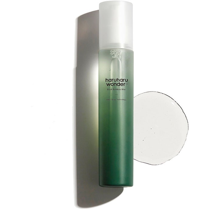haruharu wonder Black Bamboo Mist 150 ml fugtgivende face mist i grøn ombré flaske med klar teksturprøve