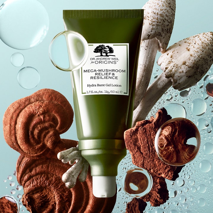 Origins Dr. Weil Mega-Mushroom 50 ml beroligende gel lotion i grøn tube omgivet af svampe og vanddråber