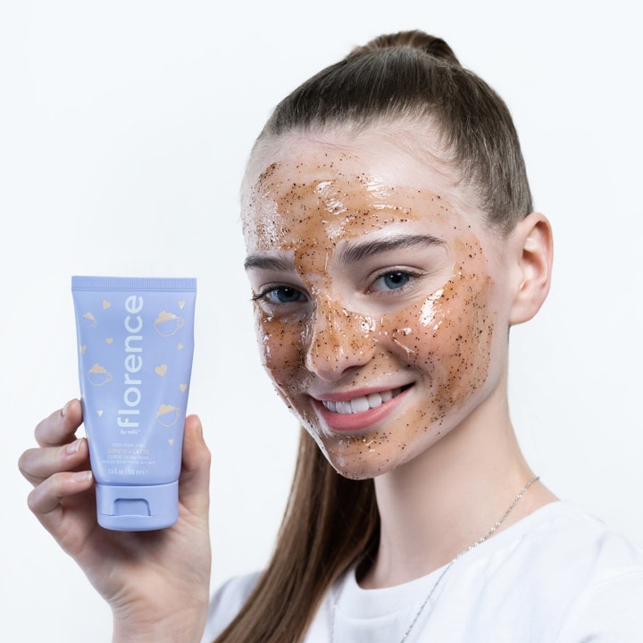 Florence by Mills Love U A Latte Coffee Mask 50 ml giver glød vist på smilende pige med kaffemaske og lilla tube
