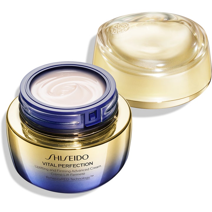 Shiseido Vital Perfection Advanced Day Cream 50 ml i guld- og blå glasrukke med cremet tekstur synlig.