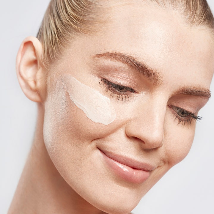 Elemis Superfood Day Cream 50 ml nærende ansigtscreme påført som en cremet tekstur på en kvindes kind for sund glød