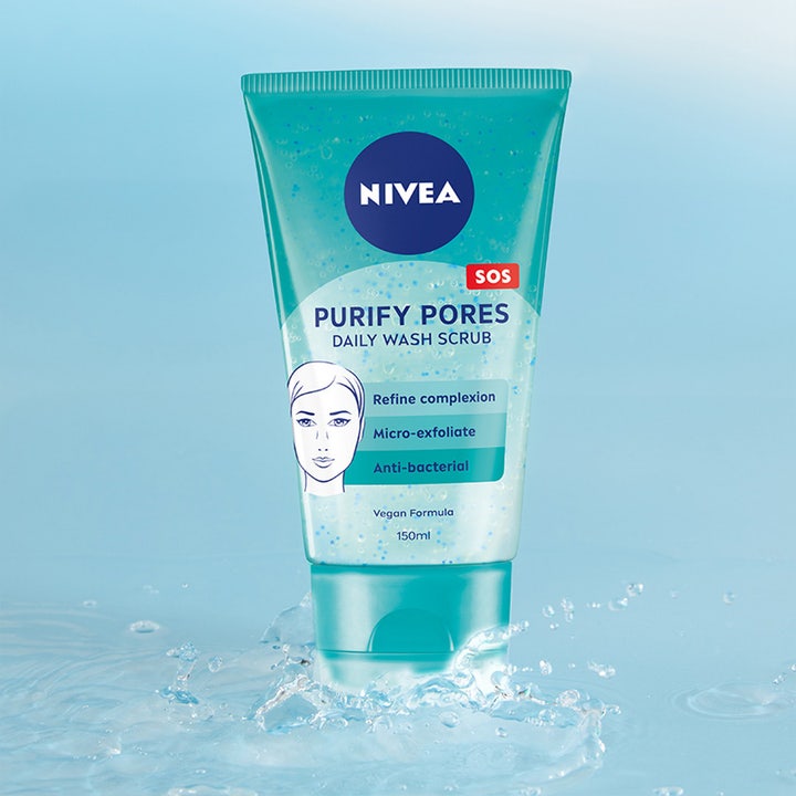 NIVEA Purify Pores Daily Wash Scrub 150 ml ansigtsskrub i blå tube med vegansk formel mod uren hud.