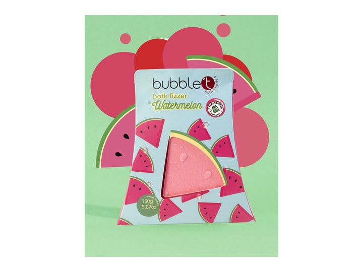 BubbleT Fruitea Bath Fizzer Watermelon 150 g er en trekantet badebombe i en farverig pakke med vandmeloner