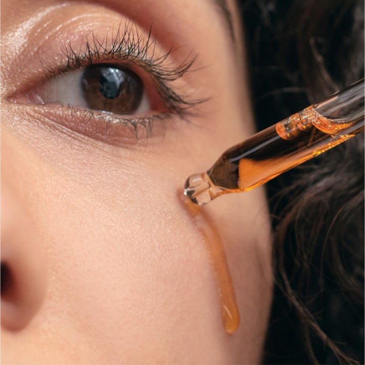 Jorgobé Bakuchiol Anti-Ageing Oil 30 ml ansigtsolie påføres huden med en pipette som en gylden dråbe