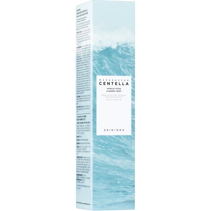 SKIN1004 Madagascar Centella Hyalu-Cica Cloudy Mist 120 ml fugtgivende face mist i æske med blåt hav og bølger