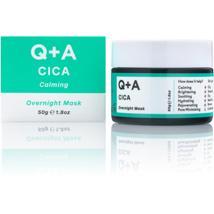 Q+A Cica Calming Overnight Mask 50 g beroligende ansigtsmaske i mørk krukke med hvidt låg og grøn emballage.