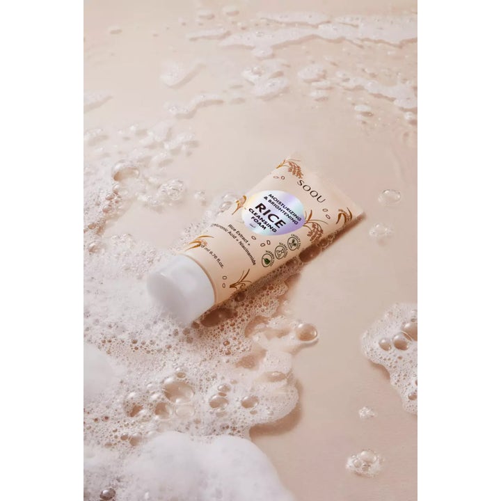 SOQU Rice Foam Cleanser 200 ml ansigtsrens i tube omgivet af hvidt skum og små sæbebobler