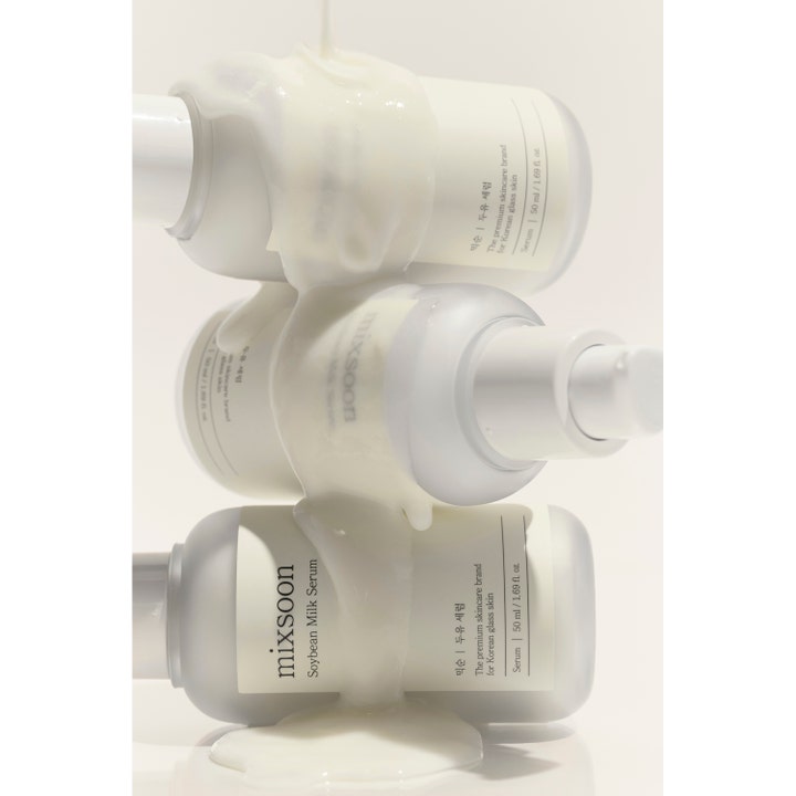 Mixsoon Soybean Milk Serum 50 ml fugtgivende ansigtsserum med tyk hvid tekstur der løber over frostede glasflasker.