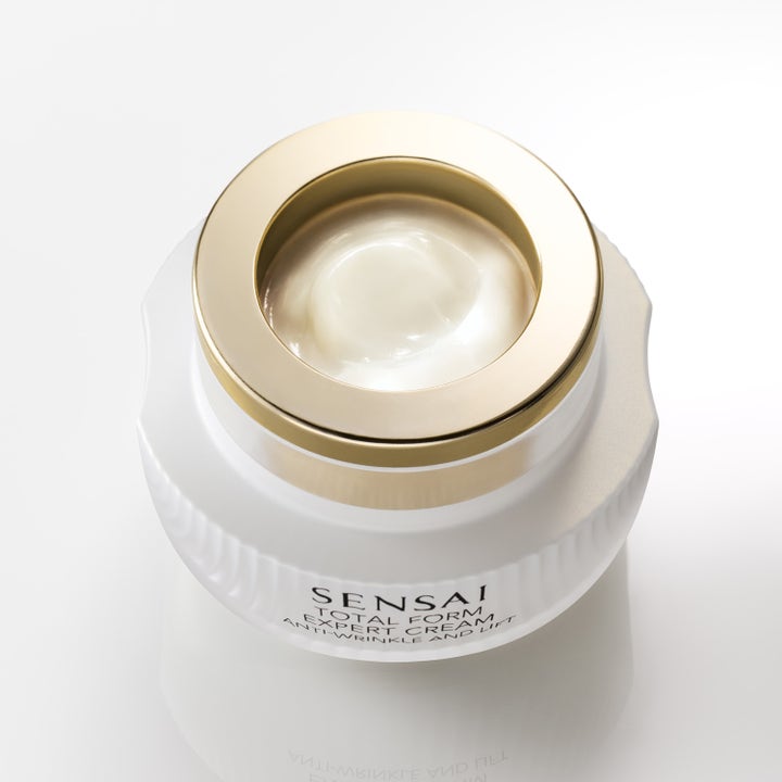 Sensai Total Form Expert Cream 50 ml opstrammende ansigtscreme i hvid krukke med gulddetalje og rig cremet tekstur