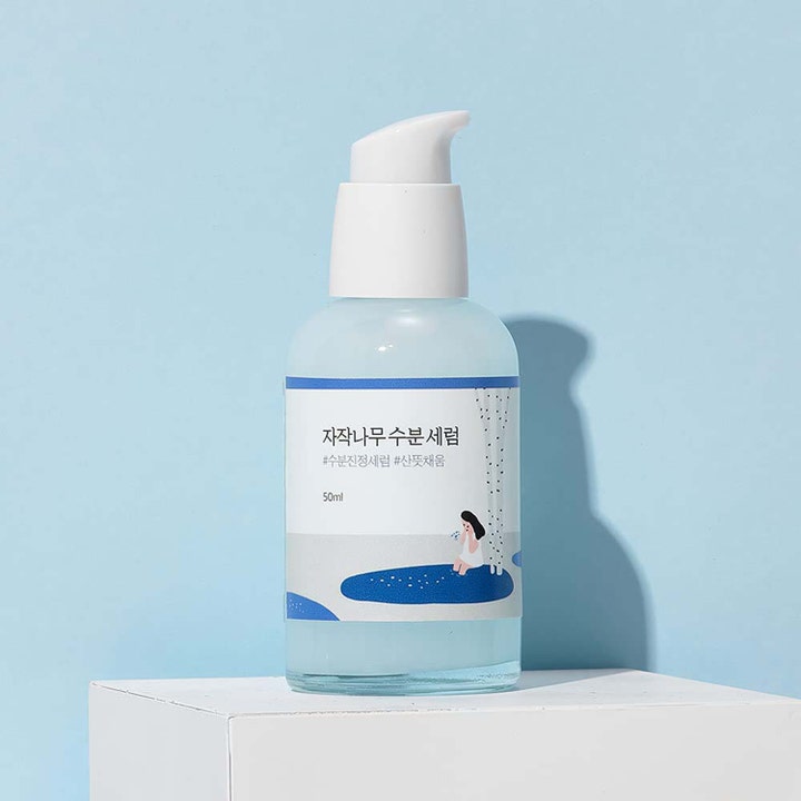 Round Lab Birch Juice Moisturizing Serum 50 ml fugtgivende serum i klar flaske med hvid pumpe og blå illustration