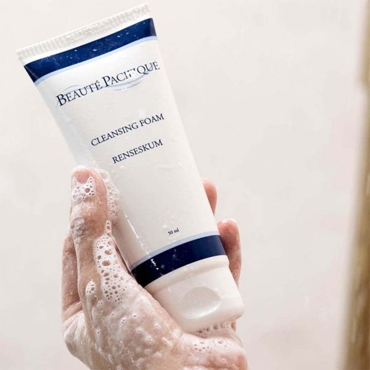 Beauté Pacifique Cleansing Foam 150 ml renseskum i hvid tube holdt af en hånd dækket med luftigt hvidt skum