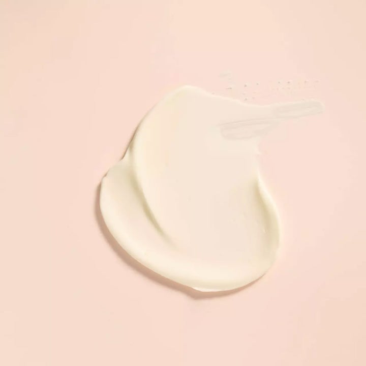 OPI Nature Strong Moisture Mission Hand & Foot Cream 100 ml fugtgivende creme med en fyldig hvid tekstur på lyserød baggrund