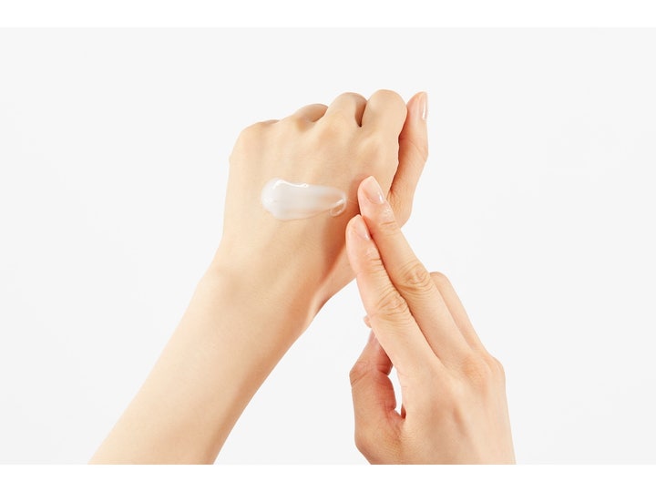 COSRX Advanced Snail Set 200 ml hudpleje med snegleslim viser en let og klar tekstur på håndryggen