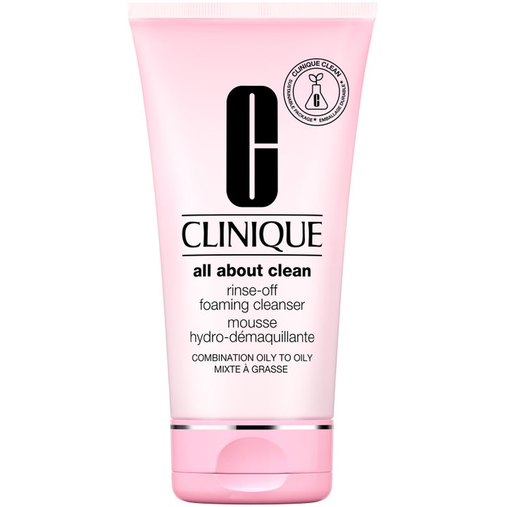 Clinique All About Clean Rinse-Off Foaming Cleanser ansigtsvask fjerner makeup i en lyserød tube med sølvdetaljer.