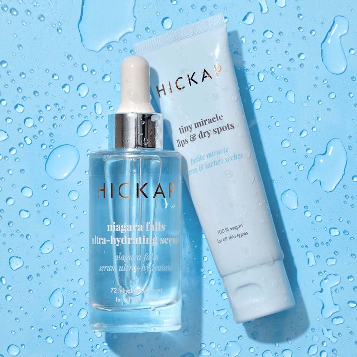 Hickap Tiny Miracle Lips & Dry Spots 25 ml fugtgivende spot treatment i hvid tube på lyseblå baggrund med vanddråber.