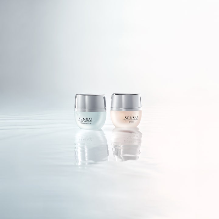 Sensai Cellular Performance Fresh Cream 40 ml fugtgivende dagcreme i lyseblå og lyserøde krukker med sølvlåg