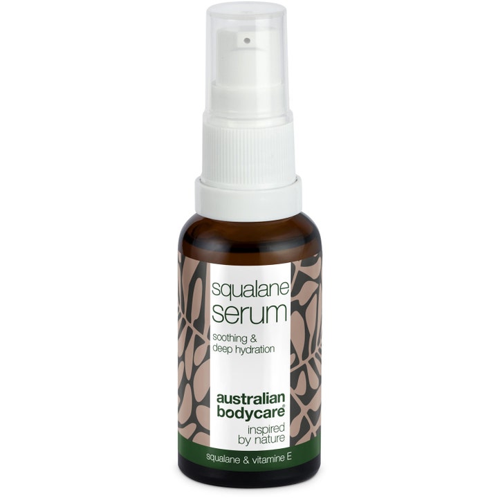 Australian Bodycare Squalane Serum beroligende ansigtsserum i en brun glasflaske med hvid pumpe og bladmønster