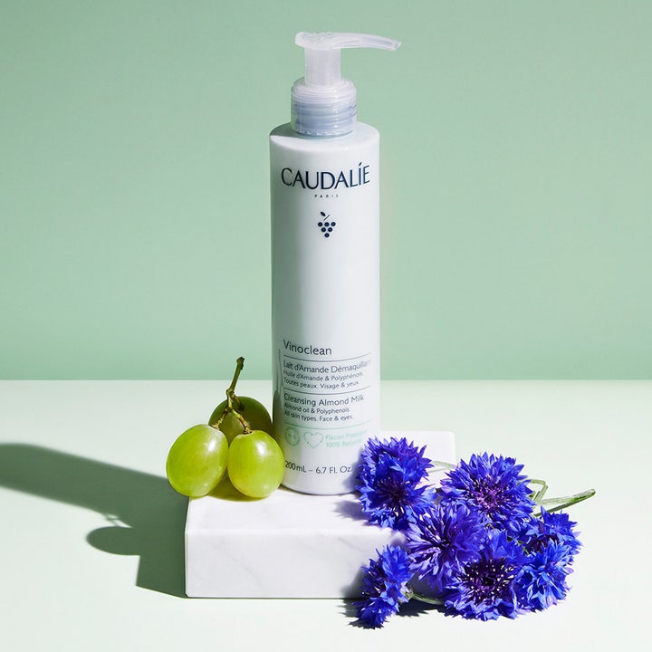 Caudalie Vinoclean Cleansing Almond Milk 200 ml mild rengøringsmælk i hvid pumpeflaske med grønne druer og blå kornblomster