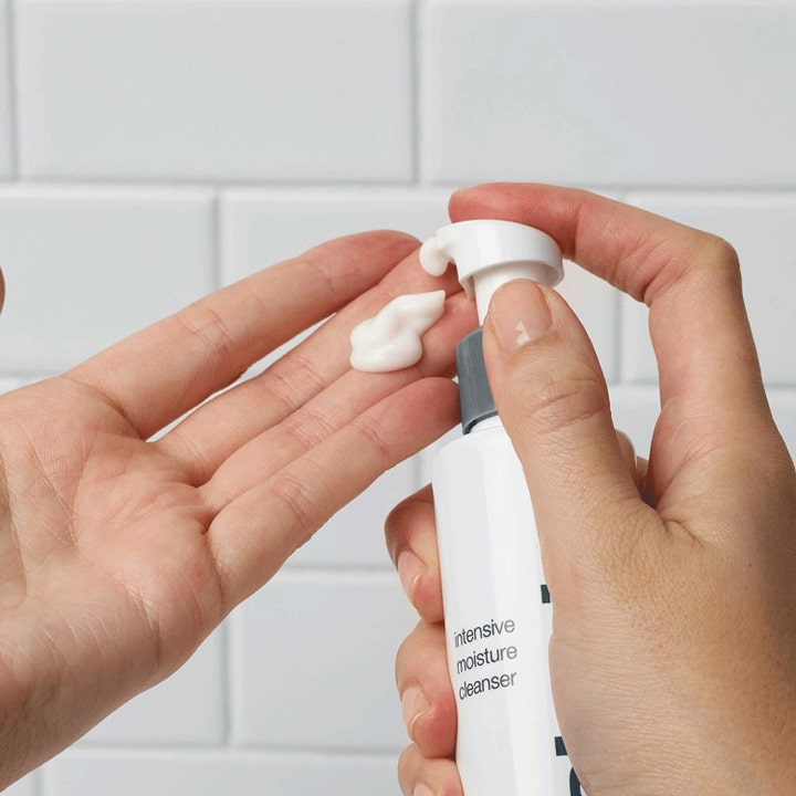 Dermalogica Intensive Moisture Cleanser 150 ml fugtgivende ansigtsrens hvid cremet tekstur pumpes ud i en hånd