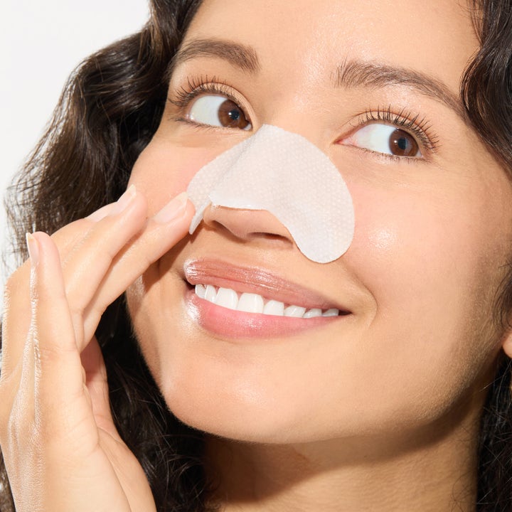 Mario Badescu 2-In-1 Deep Cleansing Pore Strip 6 stk porerensende ansigtspleje på en smilende kvindes næse