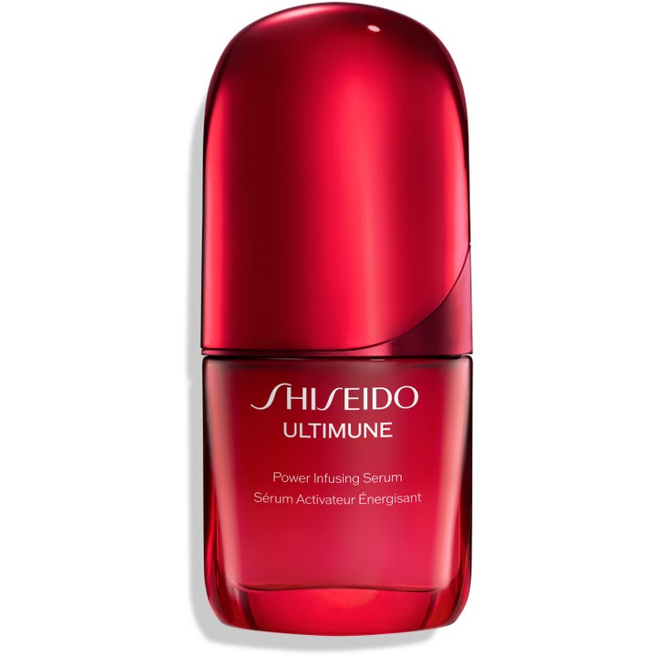 Shiseido Ultimune Power Infusing Concentrate styrkende ansigtsserum i en elegant rød glasflaske med sølvdetaljer.