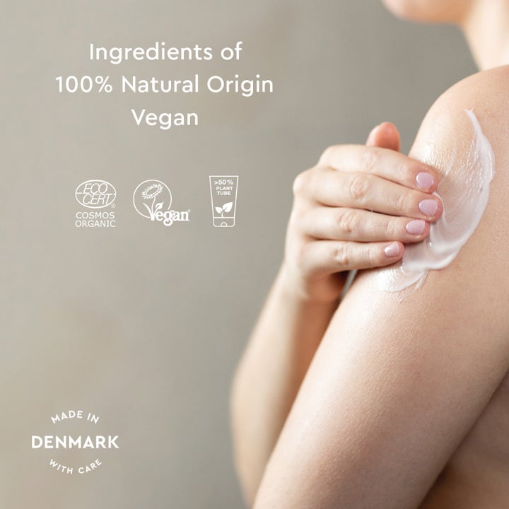 Urtekram Nordic Berry Body Cream 200 ml vegansk kropscreme påføres huden og viser Ecocert-mærket.