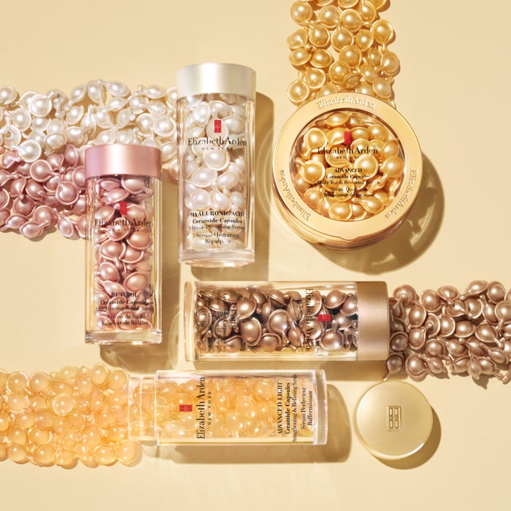 Elizabeth Arden Ceramide Capsules 60 stk styrkende serum i guld og perlemorsfarvede kapsler i gennemsigtige krukker