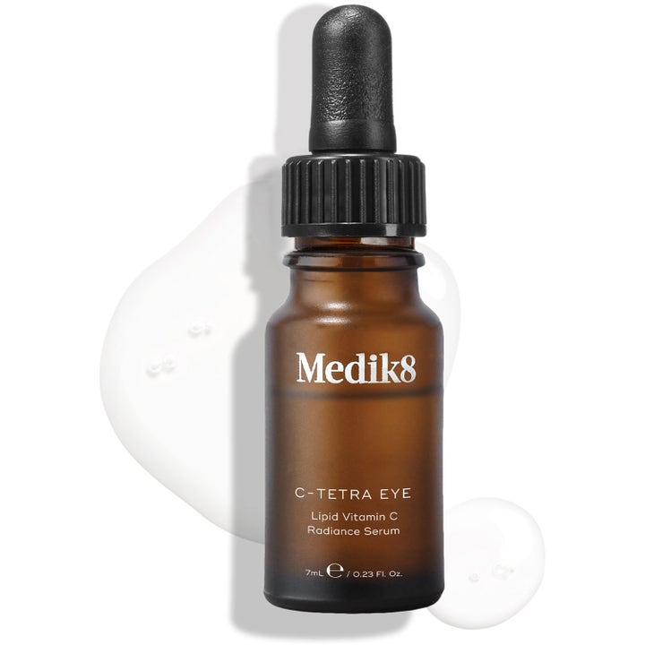 Medik8 C-Tetra Eye 7 ml oplysende øjenserum i mørk glasflaske med pipette foran en klar geltekstur