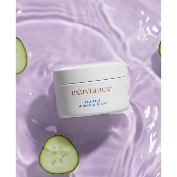 Exuviance SkinRise Morning Glow 36 stk serum pads for glød i hvid krukke omgivet af lilla vand og agurkeskiver