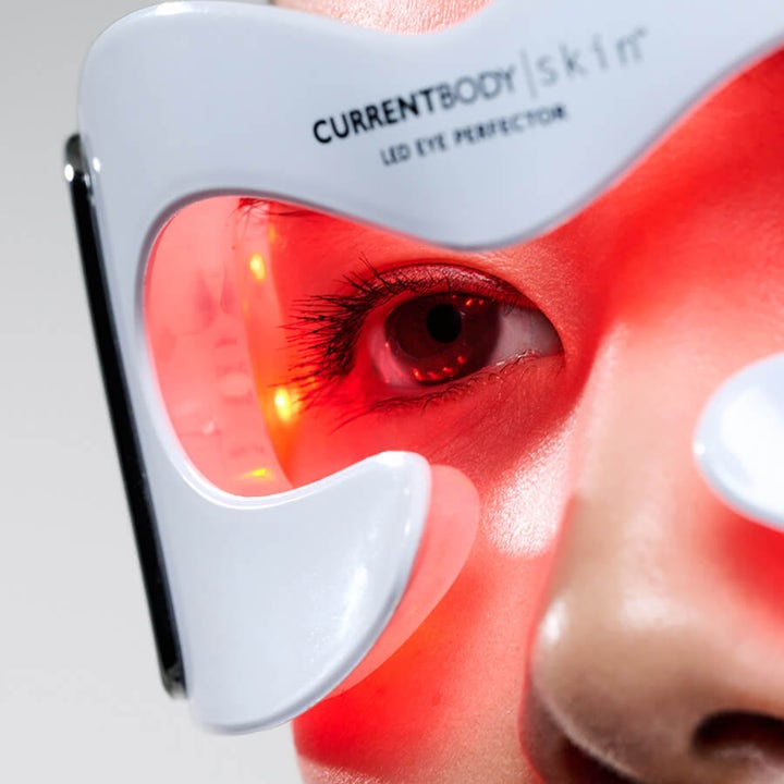 Currentbody Skin LED Eye Perfector hvid øjenmaske med rødt LED-lys der bekæmper rynker og mørke rande.