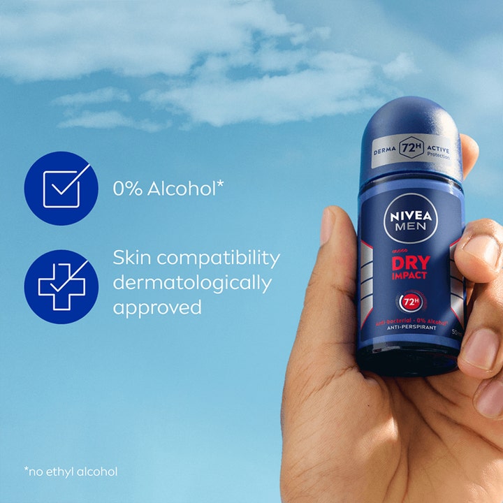 NIVEA MEN Dry Impact Roll-On 50 ml giver 72 timers beskyttelse uden alkohol holdt i en hånd mod en blå himmel